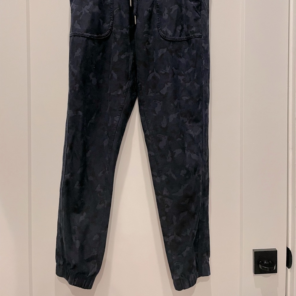 Athleta Farallon Jogger - like new - black/blue